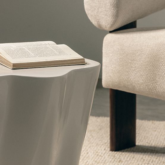 Boční stolek Bow 49 cm, šedobéžový, lesklý, oblé tvary