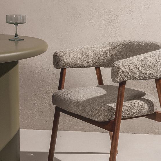 Čalouněná židle Giovani, světle hnědá/dubové dřevo, zaoblená