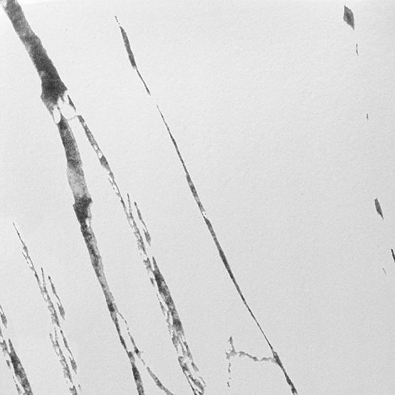 Kovový stojan na květiny MOGREN bílý mramor