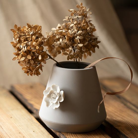 Květináč LUSITANO šedá barva klasický styl do interiéru ameliahome