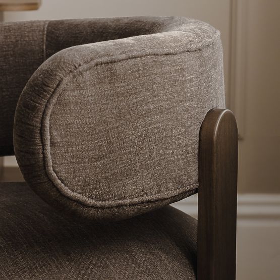 Relaxační křeslo Dolce, oblé tvary, hnědé espresso, ořech