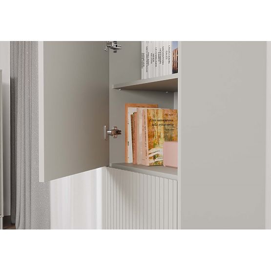 Vitrína KAMARO 2DK SLIM/HLADKÝ KAŠMÍR Lamelový Rýhovaný + Klasický Čelní Panel