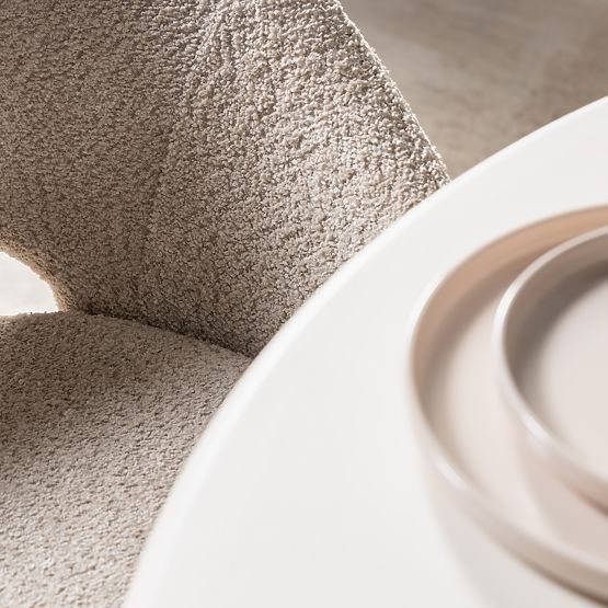 Židle s otvorem v opěradle Luigi béžová/černé nohy