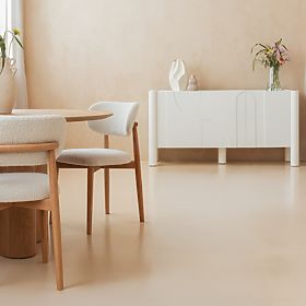 Třídveřová komoda Lunaria s frézovaným čelem, bílá