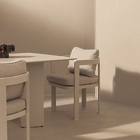 Zahradní židle Japori hliníková, světle béžová, zaoblená